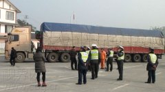 多装1000多件烟花爆竹 一江西籍货车超量运输躲检查