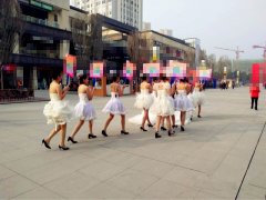 一群女孩冬至街头穿短裙暴走 路人惊呼“美丽冻人”