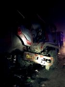 大货车爆胎致三车追尾 现场两人被困