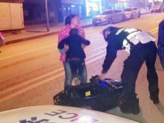 三岁孩子开玩具车上路 “熄火”民警及时发现排险情