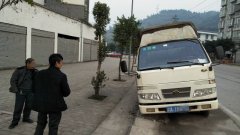 尴尬！货车“崴脚”轧碎水泥板陷进排水沟