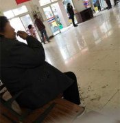 “瓜子奶奶”候车室将瓜子壳丢满地 路人劝说反遭骂