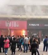 重庆一店铺突发大火 浓烟滚滚