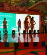 俊男靓女穿内衣走秀   大爷：不要把这些娃儿冷感冒了