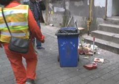 男子倒垃圾被收除渣费 接下来一幕把他气惨