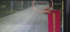 重庆两车相撞  车顶瞬间没了