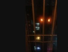 居民楼发生火灾 燃烧的木块不断掉下