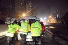 面包车故障抛锚 3名民警推车保畅通