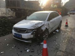 因道路结冰  两车发生相撞