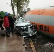 重型罐车侧翻压扁小轿车  现场一片狼藉