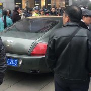 豪车停在人行道上  车窗贴着：跟我干有钱赚