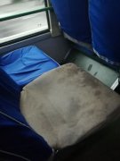 公交车上现“变色”座椅  看得人不敢坐