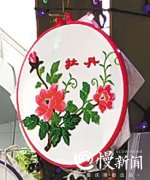 74岁大爷街头摆摊 免费教路人学绒绣