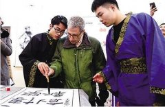 玩自拍练书法吃火锅 这位诺奖得主在渝“接地气”