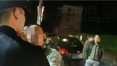 男子酒后站在公路中间拦车 大发酒疯