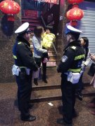 小女孩趁妈妈付款走离火锅店  热心肠“妈妈”上前安慰