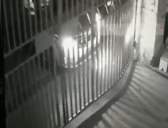 男子半夜开车连续撞击铁门 竟认为自己在走路