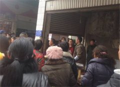 买腊肉嫌排队时间太长  一言不合两个就动手