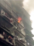 居民楼高层失火 火舌夺窗而出黑烟冲天