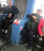 男子坐在车厢连接处“荡秋千”  无视提醒