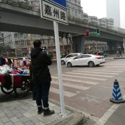 美女相亲路上遇囧事 狼狈不堪