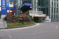 重庆现“上天入地”车库 地上8层地下5层