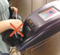 女子下班高峰期 隔包刷卡引争吵