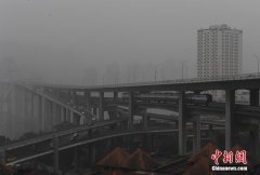大雾笼罩  市民仍户外锻炼