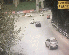 越野车抢行左转出事故