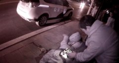 醉酒男子大冬天夜卧街头