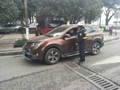 为了算账  他在路边违章停车20分钟