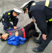 老友聚会喝多了  七旬独居老人醉卧马路中央