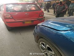 油门当刹车导致三车追尾  遇到突发千万别慌