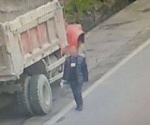 只顾玩手机 包包被盗浑然不知