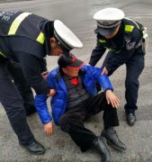 老人醉倒马路中间 民警暖心救助除隐患