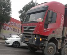 大货车、小轿车擦挂上了  可把旁边的车主堵安逸了