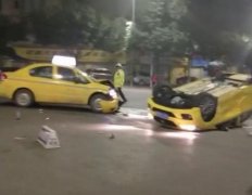 重庆两出租对撞 一车四轮朝天