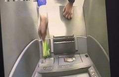 同事记住密码后  女子接连四次转账取款近1万