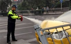 的哥开车玩手机致出租车撞上隔离带 民警及时救人灭火
