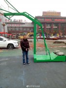 篮球场上趁机偷包   警民围堵抓“偷儿”