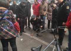 自行车占停车位   为防盗还打上膨胀螺丝