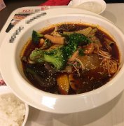 麻辣烫里吃出一坨餐巾纸  食客恶心不已