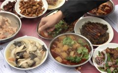 500多人“大家庭”吃团年饭 坝坝上摆了53桌