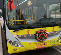 万州公交车摇身一变成婚车 一路从南走到了北