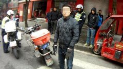 车子没年检怕遭罚  他把牌照掰掉丢了