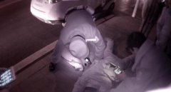 丰都醉酒男子夜卧街头 民警将其送医院