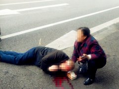 私家车倒车撞倒大爷 血溅一地触目惊心
