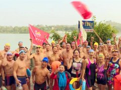 横渡嘉陵江 他们用这样的方式庆祝元旦