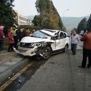 小车与洒水车相撞 车顶坍塌司机被困驾驶室