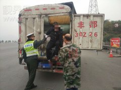 瞒天过海没得逞 两人挤进货厢被严查